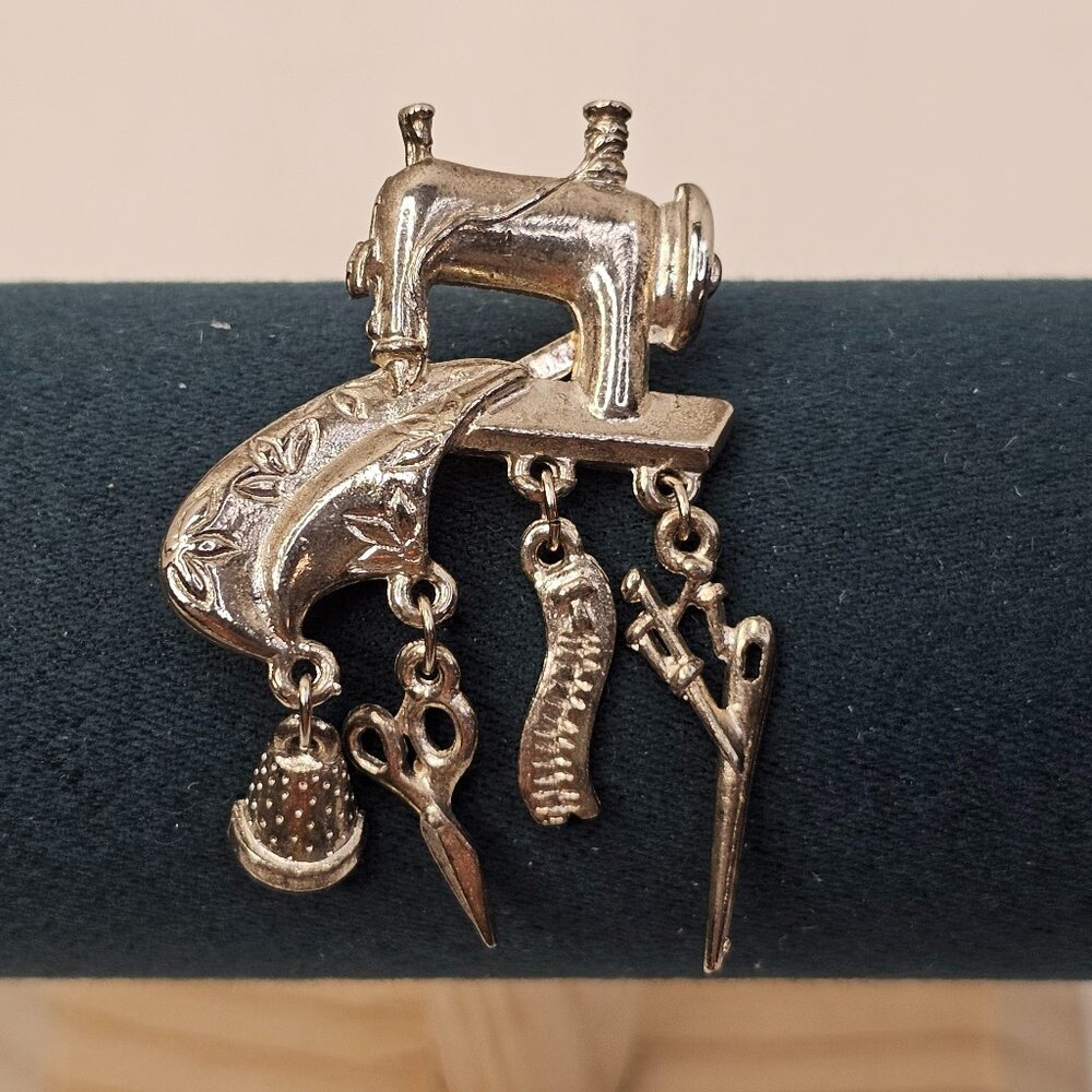 Silver Tone Sewing Machine Dangling Charms Brooch Unmarked Pin